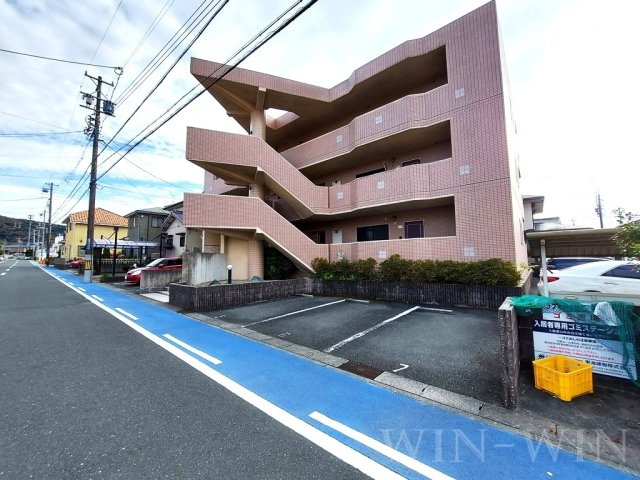 ラフィーネ鈴蘭の駐車場