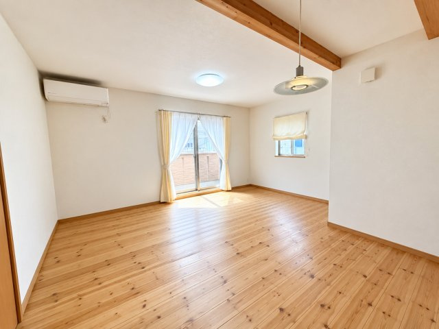 篠原北町4丁目中古戸建の居間・リビング|こちらの居間で趣味の時間をお楽しみください