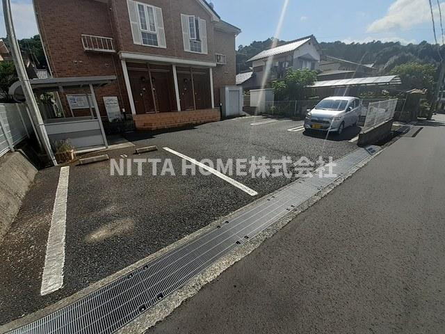 イーズパインヒルズの駐車場|駐車場完備です◎