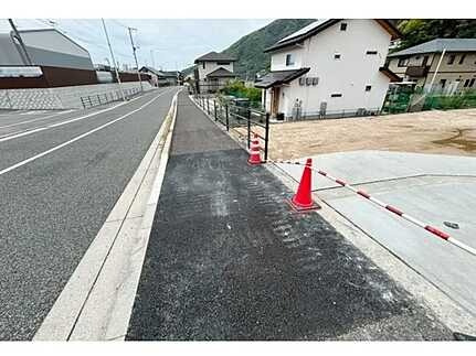 広島市安佐北区可部東4丁目　土地の前面道路含む現地写真