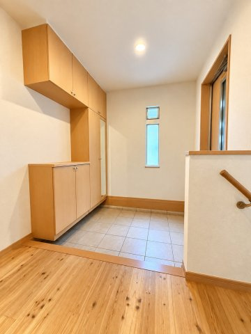 篠原北町4丁目中古戸建の玄関|収納もある玄関です