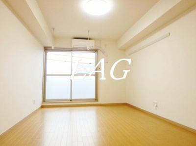 【居間・リビング】 | エグゼシャトー伍番館 | 洋室のお部屋です。