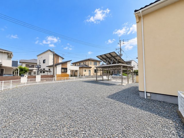 津福本町貸家の駐車場|車好きにはたまらない広い駐車場とカーポート
