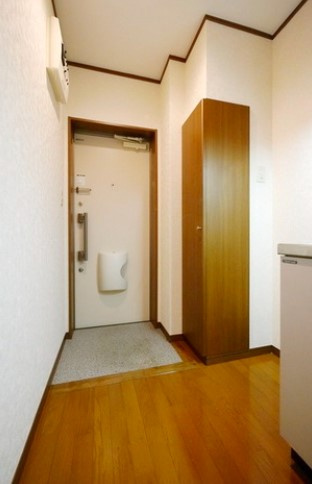 アンプルールクラージュ西青木の玄関