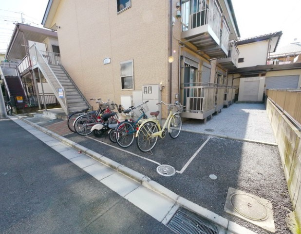 アンプルールクラージュ西青木の駐車場
