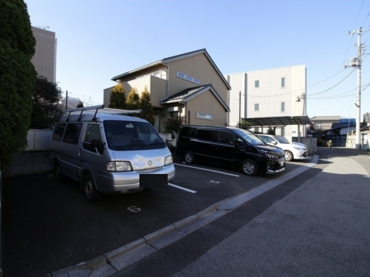 アンプルールフェールレーベンの駐車場