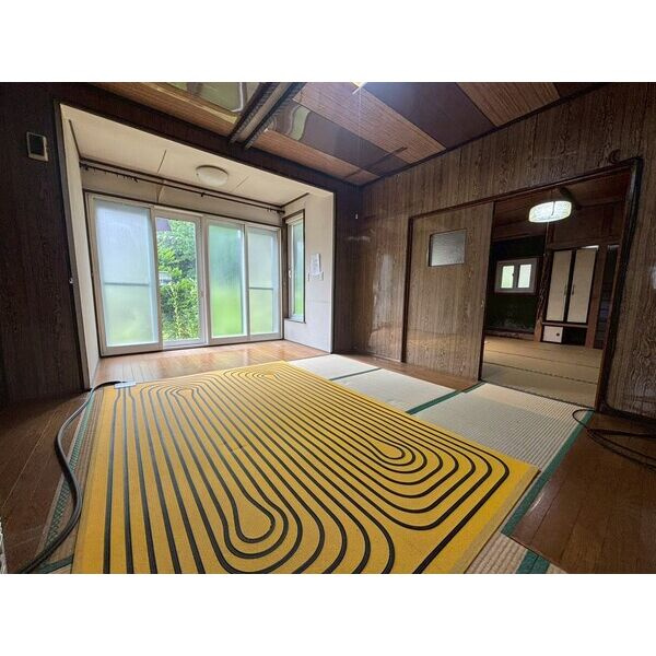 室蘭市小橋内町2丁目4-9戸建の居間・リビング