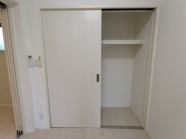 ラヴィエルジュの収納|102号室クローゼット