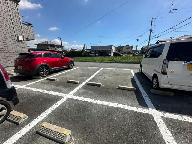 メゾン鷹取の駐車場