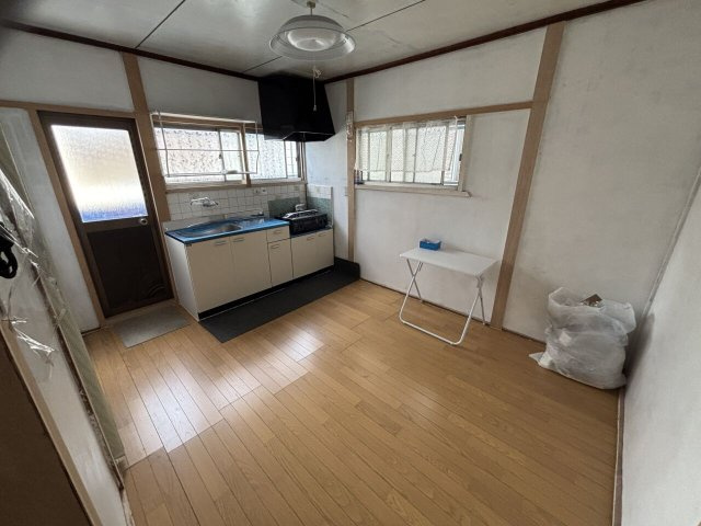加古川町河原　中古戸建のダイニング|窓からの自然光が差し込む明るいキッチンスペースです。勝手口からは外のウッドデッキへスムーズに行き来できます