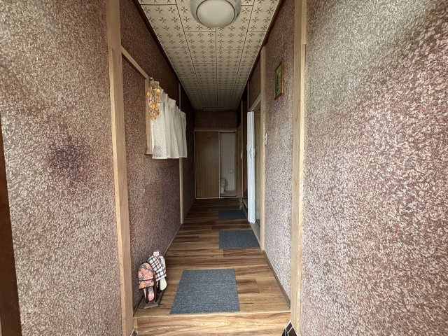 加古川町河原　中古戸建の玄関|奥にはトイレや洗面などの水回りへの動線が続いています。