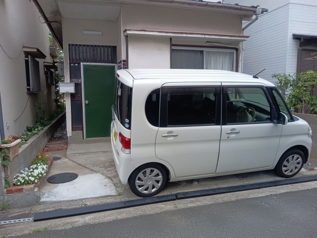 加古川町河原　中古戸建の駐車場|敷地内には1台分の駐車スペースを完備しています。(※車種による)
南西側幅員約4.0mの私道に面し、お車の出し入れもスムーズに行えます。