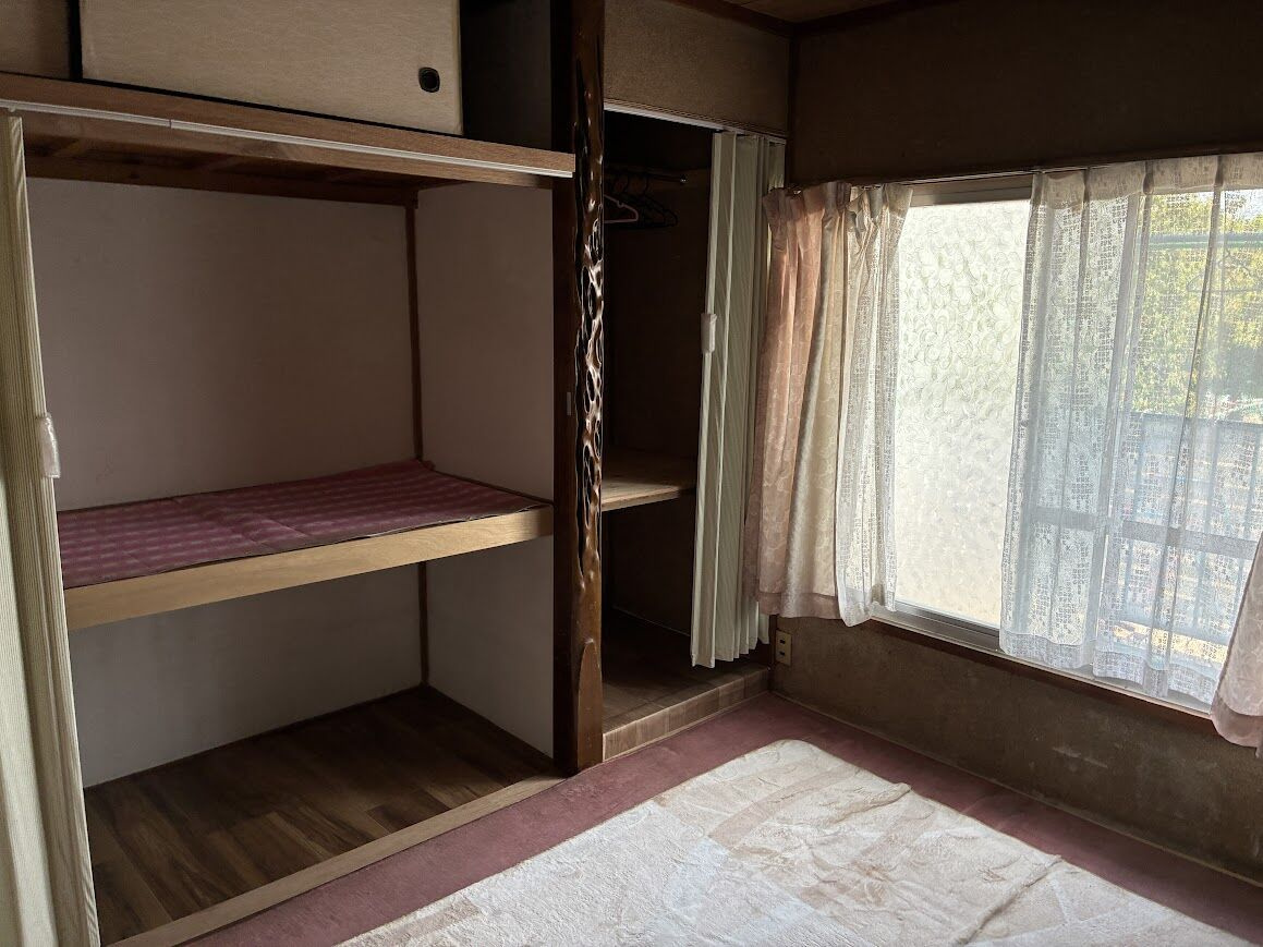 加古川町河原　中古戸建の和室|押入などの収納スペースがしっかりと確保されており、お部屋をすっきりと片付けることができます。