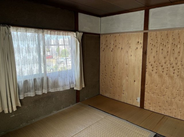 加古川町河原　中古戸建の和室|陽光が差し込む明るい和室
窓から心地よい光がたっぷり入る、リラックスできる落ち着いた空間です。