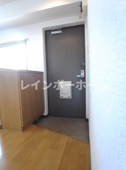 越田ビルの玄関