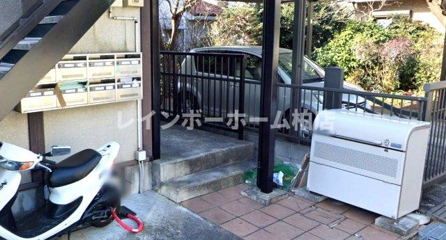 特典：仲介手数料が無料です!!のその他共用部分|集合ポストとゴミ置き場です