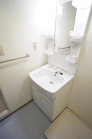 グリーンタウン市川の洗面所|独立洗面台と室内洗濯機置き場。