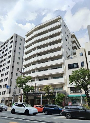 門前仲町サマリヤマンションの外観|「門前仲町」駅徒歩4分の好立地。永代通り沿いに位置する総戸数52戸のマンション。周辺には生活利便施設も揃い、都心へのアクセスと暮らしやすさを兼ね備えた住環境です。