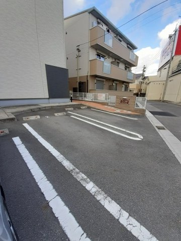 ブルック駅西の駐車場