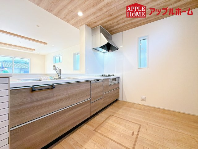 [新築住宅] 行田市旭町 全2棟のキッチン|見栄えもよくお手入れもスムーズに出来ます。豊富な収納力もございますので、キッチンスペースをスッキリとお使い頂けそうです。