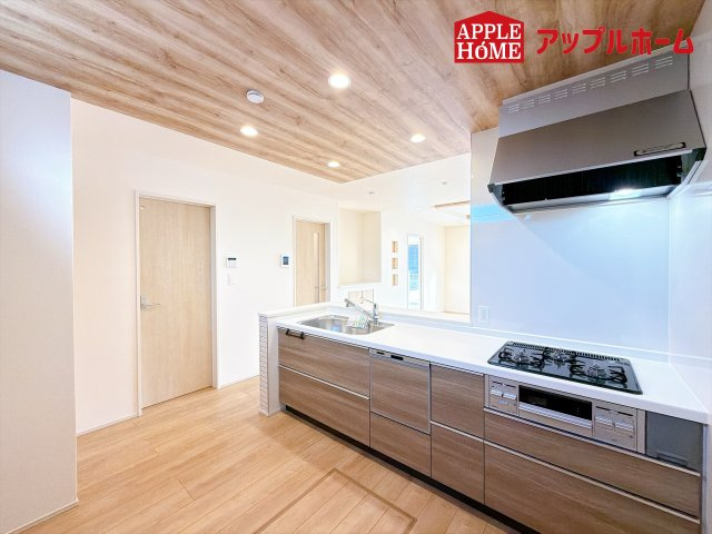[新築住宅] 行田市旭町 全2棟のキッチン|対面式キッチンは、家族のコミュニケーションを育み、子育て家族にも好適なプラン！リビングで寛ぐご家族をいつも感じられます♪会話を楽しみながら家事ができ、小さいお子様がいても安心です！