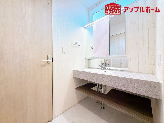 [新築住宅] 行田市旭町 全2棟の独立洗面台|ゆとりの洗面スペースで朝の身支度も快適スムーズに。３面鏡で髪のセットやお化粧もストレスなくこなせ、朝から気分良く通勤通学に向かえそうですね！鏡の裏にはたっぷりと収納スペースを標準装備