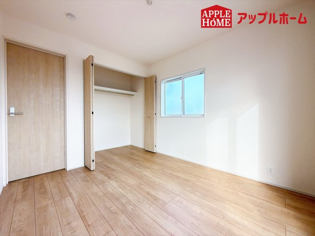 [新築住宅] 行田市旭町 全2棟の洋室|２階居室は全室収納あり！たっぷりある収納活用でお部屋もキレイを保てます♪
