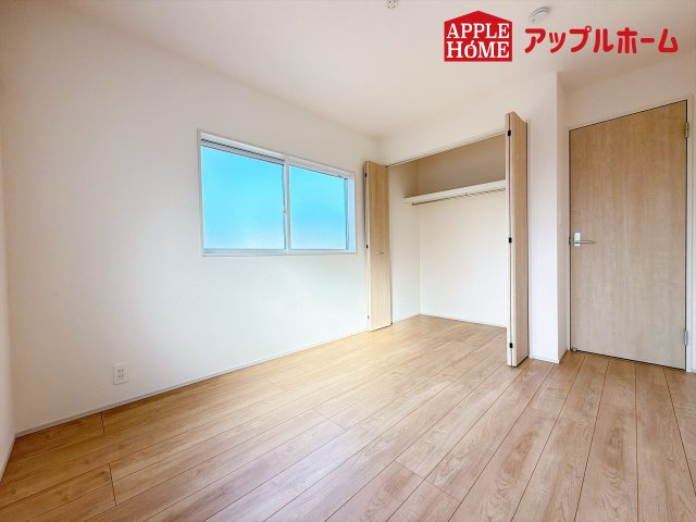 [新築住宅] 行田市旭町 全2棟の洋室|２階居室は全室収納あり！たっぷりある収納活用でお部屋もキレイを保てます♪