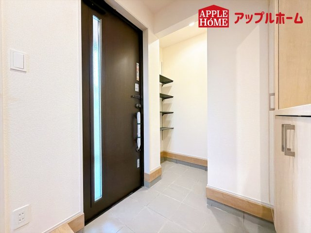 [新築住宅] 行田市旭町 全2棟の玄関|住まう人も来客も入った時にワクワクさせてくれるオシャレな玄関♪収納もたっぷりあるので、靴がたくさんあっても安心！