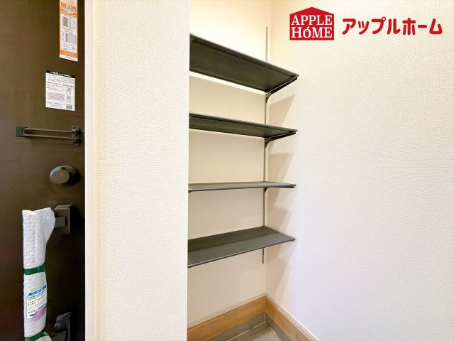 [新築住宅] 行田市旭町 全2棟の玄関|明るく清潔感のある玄関でお客様を迎えるスペースをパッと明るい印象に！大容量の収納力で大家族の履物もすっきり収納できます♪