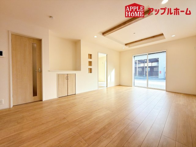 [新築住宅] 行田市旭町 全2棟の居間・リビング|窓から差し込む光で家族を温かく包み込みます。明るいリビングで子育てする喜びを☆いつでも見学可能です！