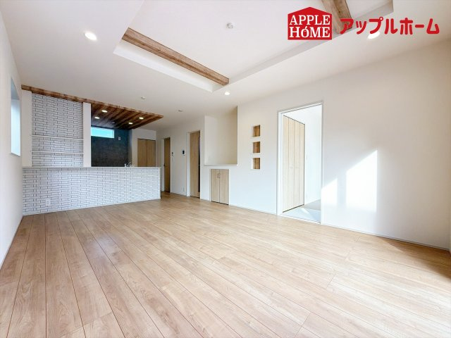 [新築住宅] 行田市旭町 全2棟の居間・リビング|広々リビング×対面キッチンで家族の会話も弾みます♪家族団らんの秘訣は間取りにあり☆夢のマイホームを一緒に叶えましょう！