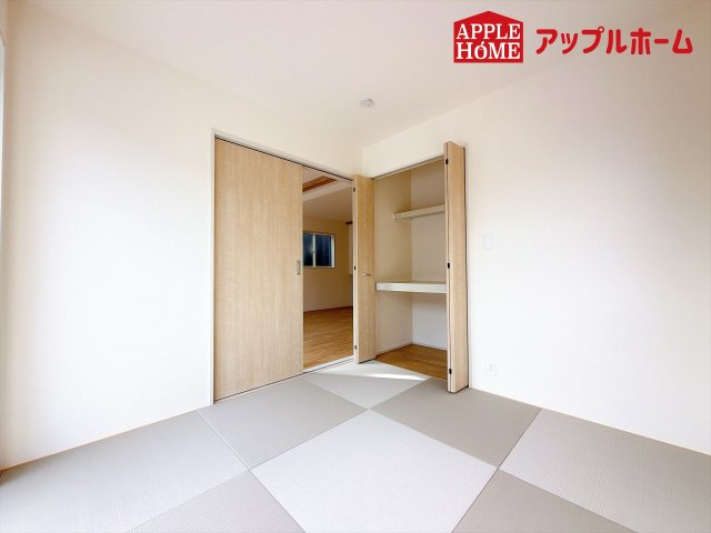 [新築住宅] 行田市旭町 全2棟の和室|広々とした居住空間は日々の暮らしを彩り、心のやすらぎと満足感を与えてくれます。通風と採光を考慮した設計は子供たちはのびのび育ち、家族でくつろぎと団らんを生み出します。