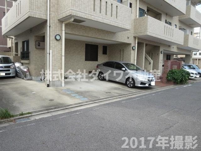 メゾン・ド・ファミーユの駐車場