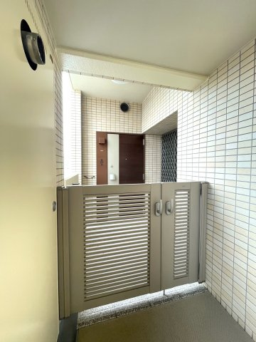 アルファステイツ高知駅前の玄関|角部屋ならではの玄関ポーチ。防犯面も安心です。内覧希望の方はお気軽にお問い合わせください。