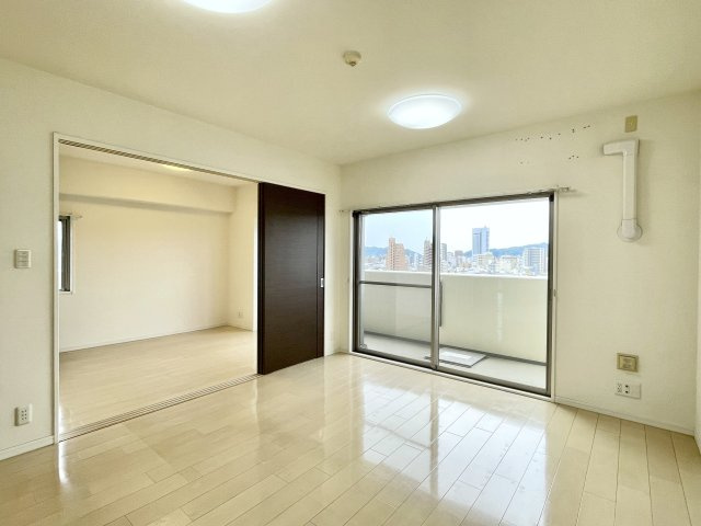 アルファステイツ高知駅前の居間・リビング|南側からの光が差し込む明るいお部屋です。