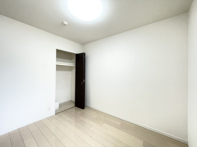 アルファステイツ高知駅前の洋室|北西側の約５．０帖サービスルームです。お子様の部屋にもぴったりな広さです。