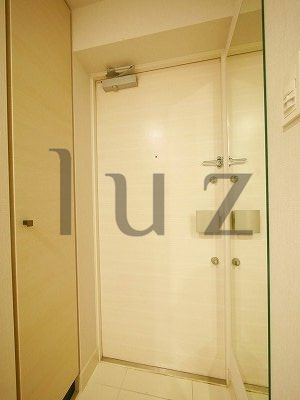 レア横濱天王町壱番館の玄関