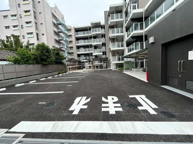 ディアクレスト西荻窪の駐車場