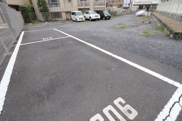 ドミトリー中浦和の駐車場