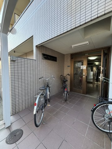 コーポラスフォーシーズンのエントランス|清潔なエントランスです