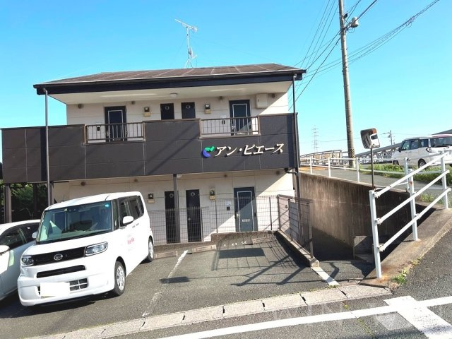 アン・ピエースの駐車場