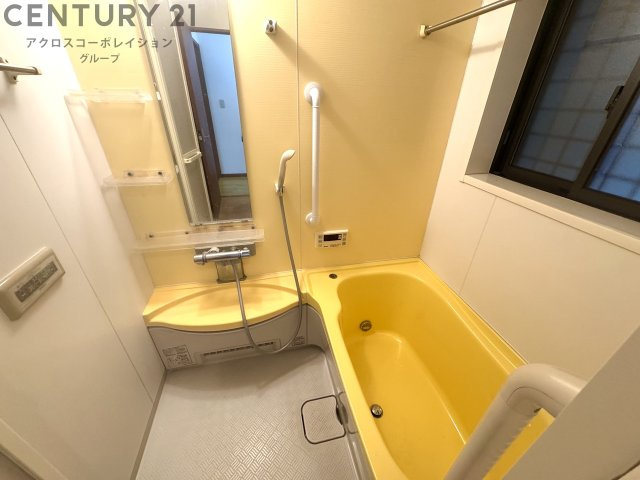 棚付きで使いやすいお風呂です♪
