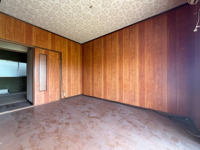 長吉長原西4丁目の洋室|家具の配置を考えやすいシンプルな洋室。寝室や子ども部屋、仕事部屋などライフスタイルに合わせて活用できます♪