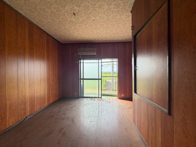 長吉長原西4丁目の洋室|バルコニーへつながる窓のある洋室。採光を確保しやすく、リフォーム後の居室イメージも広がります。