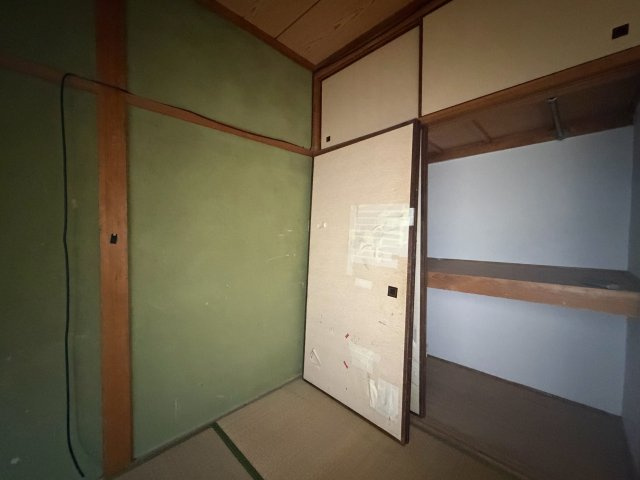 長吉長原西4丁目の和室|和室には押入れ収納を確保。布団や季節物、日用品などをまとめて収納でき、お部屋をすっきり使いやすいスペースです♪