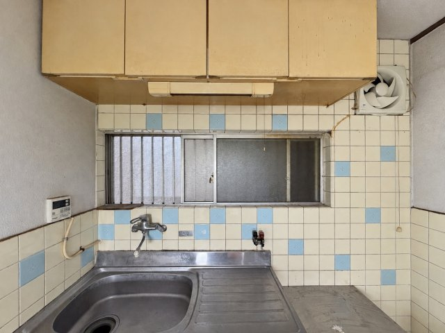 長吉長原西4丁目のキッチン|シンク前に窓があり、換気しながらお料理できる造りです◎