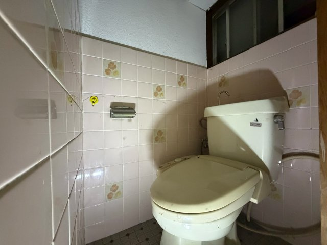 長吉長原西4丁目のトイレ|窓が設けられたトイレスペース。自然換気がしやすく、水回りを自分好みにリフォームしたい方にもおすすめです◎