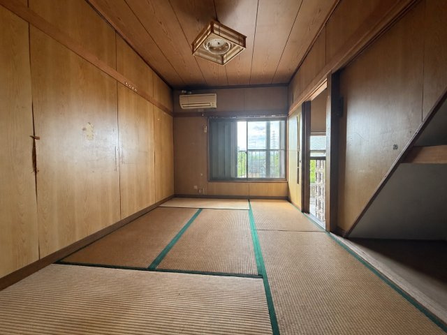 長吉長原西4丁目の和室|ゆったりとした広さを感じられる和室。窓から自然光が入り、居室はもちろん、寝室やくつろぎの空間としても活用できます♪