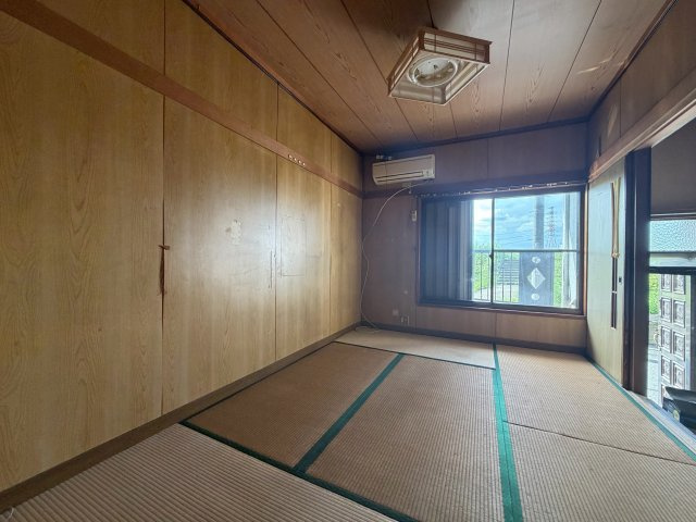 長吉長原西4丁目の和室|大きな窓から光が入る和室。居間としてはもちろん、寝室や家族でくつろぐスペースなど幅広く使えます♪